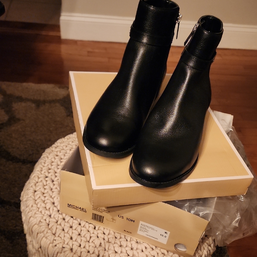 Preloved Michael Kors Sleek Black Leather Ankle Booties